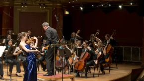 JEDAN NESMOTREN POTEZ DIRIGENTA I BASNOSLOVNO SKUPA VIOLINA JE ZAVRŠILA NA PODU U sali je zavladao MUK