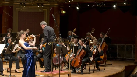 JEDAN NESMOTREN POTEZ DIRIGENTA I BASNOSLOVNO SKUPA VIOLINA JE ZAVRŠILA NA PODU U sali je zavladao MUK