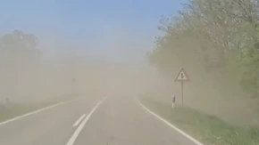 OPASNA OLUJČINA U VOJVODINI Alarmantno, prst pred okom se ne vidi (VIDEO)