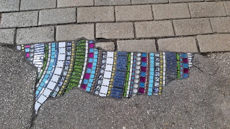 Nesvakidašnji prizor u centru oduševio Čačane: Nepoznati “umetnik” od rupe na trotoaru napravio lepi šareni mozaik