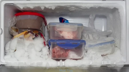 Imate debeo sloj leda u zamrzivaču? Stavite unutra ovu namirnicu i rešen problem!