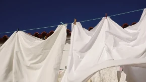 Ne bi vam palo na pamet da ubacite ovo u veš mašinu, ali radi: Evo kako da izbelite veš, treba vam samo 1 sastojak iz kuhinje