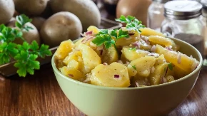 Ovo ni u ludilu ne biste stavili u nju, ali profesinalni kuvari da: Evo kako se pravi najbolja krompir salata, tajna je u ovome