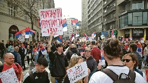 SRAMNO PONAŠANJE BLOKADERKE Umesto da se pokrije ušima, ona se hvali (FOTO)