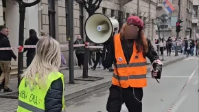 NE MOGU DA SAKRIJU KOLIKO SE MRZE! Blokaderi oči povadiše jedni drugima (FOTO)