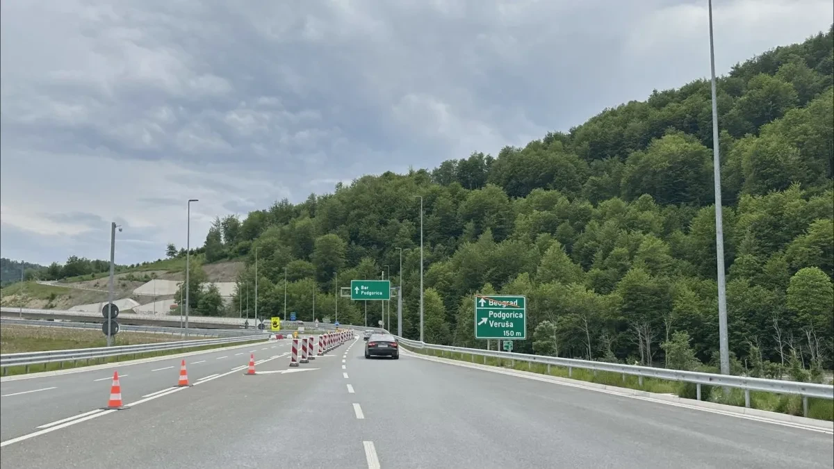 ŠTA JE OVO NASRED AUTOPUTA?! Prizor sa Miloša Velikog PRENERAZIO Srbe, vozači ne veruju svojim očima (FOTO/VIDEO)