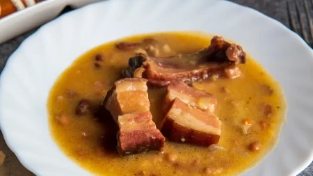 Pasulj sa kobasicama po receptu bake iz Šumadije – ovaj nestaje za tren oka sa stola