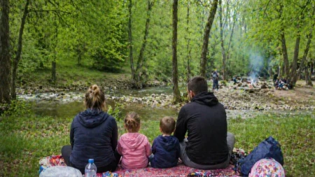 IDETE NA URANAK SA DECOM? Evo šta roditelji MORAJU da znaju za Prvi maj – jedna greška može pokvariti ceo dan