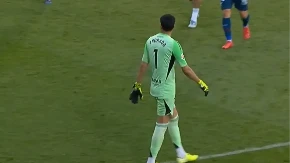 OGLASIO SE GOLMAN KOJI JE NOKAUTIRAO PROTIVNIKA Evo šta je poručio nakon tuče koja obilazi planetu 