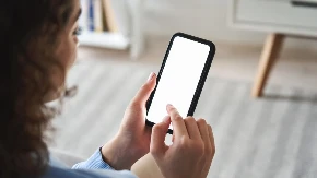 KAKO DA NAPUNITE MOBILNI BEZ PUNJAČA? Stjuardesa otkrila:"Evo šta možete da uradite u svakoj hotelskoj sobi"