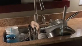 Muž poslao ženi sliku pune sudopere: Zbog njegove poruke nastao haos na internetu!