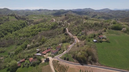 „20 GODINA U BLATU, DO PRODAVNICE 10 KM!“ Selo Viča konačno dobilo asfalt!