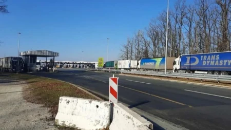VOZAČI NA IVICI STRPLJENJA Kolone na granicama, kamiondžije čekaju i do 5 SATI