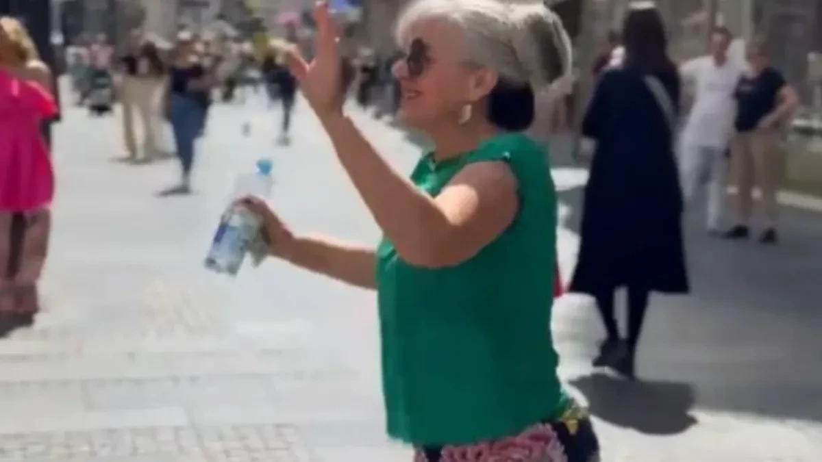 SUZE I OSMEH U ISTO VREME! Starija žena uradila NEVEROVATNU stvar – jednim potezom raspametila celu Knez Mihailovu! (VIDEO)