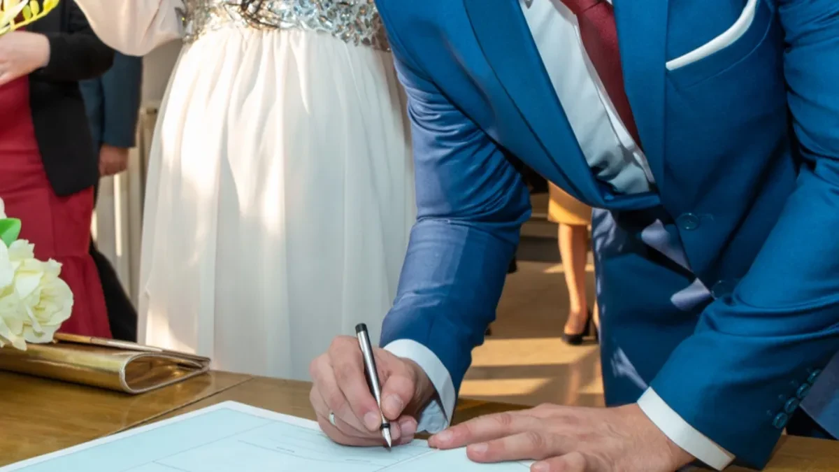 NOVI TREND KOJI JE RAZBESNEO SVE Gostima NA SVADBI zaključavaju telefone – razlog će vas zapanjiti!