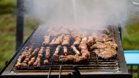 Ovo će vas spasiti za Prvi maj: Namirnica od par dinara očistiće roštilj za tren