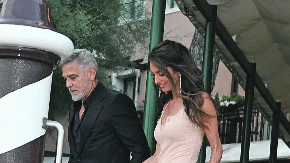 SVI SU GLEDALI U NJIH Džordž Kluni elegantan kao i uvek, a njegova Amal dama bez mane