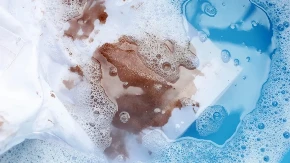 Jagode su vam uništile majicu - iskoristite trik koji trajno briše fleke u nekoliko koraka 