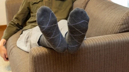 VIC DANA Dolazi muž kući posle naporne 12-časovne smene, izvali se na trosed...