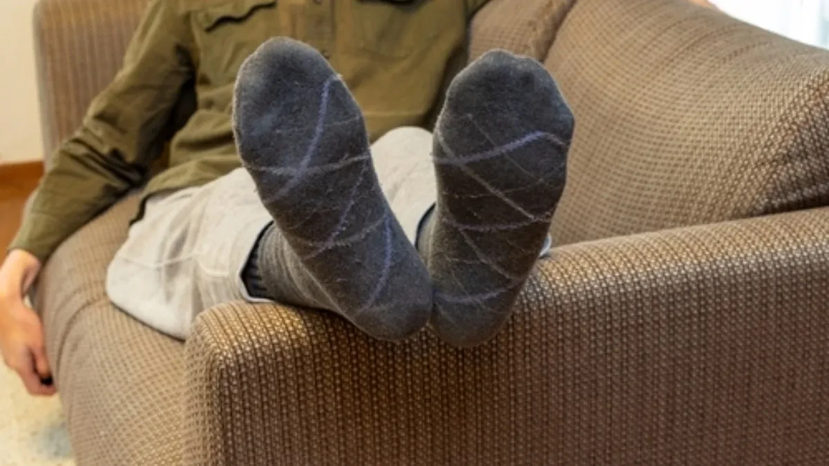 VIC DANA Dolazi muž kući posle naporne 12-časovne smene, izvali se na trosed...