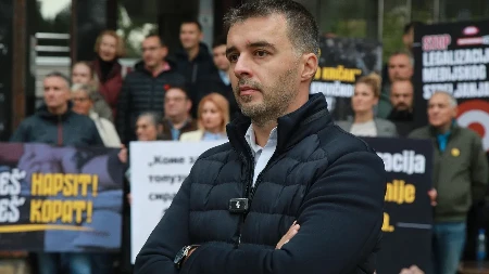 TOTALNO RASULO U BLOKADERSKIM REDOVIMA: Optužili Savu Manojlovića da je običan plagijator i grebator