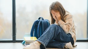 TINEJDŽERKA (16) PRETUKLA DEVOJČICU (14) Snimak užasa objavila na društvenoj mreži