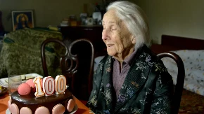PILA JE VINO, JELA ČOKOLADU I PUŠILA I - ŽIVELA DO 122. GODINE A jednu stvar je radila svakodnevno - sve do stotog rođendana