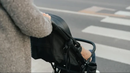 AUTOMOBIL POKOSIO MAJKU I BEBU U KOLICIMA Objavljen zastrašujući snimak nesreće u Ulcinju (VIDEO)