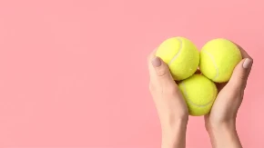 TENISKA LOPTICA JE DRAGOCENA U AVIONU Iskusni putnik otkriva zašto - OVO ĆE VAS IZNENADITI