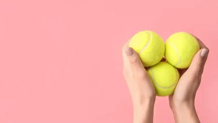 TENISKA LOPTICA JE DRAGOCENA U AVIONU Iskusni putnik otkriva zašto - OVO ĆE VAS IZNENADITI