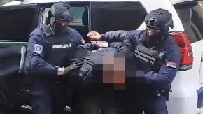 POGLEDAJTE KAKO JE UHAPŠEN OSUMNJIČENI ZA UBISTVO STARCA NA NOVOM BEOGRADU Nesrećnog čoveka podmuklo izudarao po glavi (VIDEO)