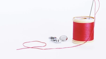 CRVENI KONAC OKO RUKE Sujeverje, tradicija ili simbol zaštite