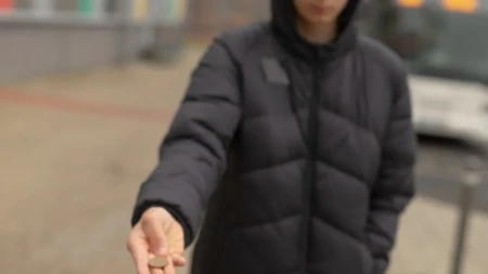 MOŽETE NAVUĆI BEDU I BOLEST Ovih 10 stvari ne bi smeli da uzimate ako ih nađete na ulici