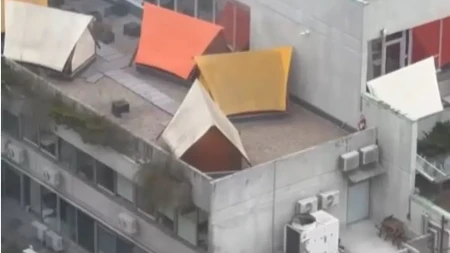Da li biste platili 70 evra za noć u šatoru na krovu zgrade? Udisanje smoga i čađi papreno plaćaju(VIDEO)