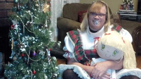 OSTAVIO ŽENU I SEDMORO DECE DA ŽIVI KO DEVOJČICA OD ŠEST GODINA Po ceo dan se igra s lutkama i crta 