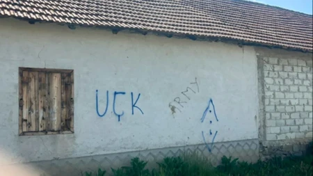 NOVI KURTIJEV TEROR! Grafiti "UČK" ispisani na kući porodice Jovanović u selu Mogila