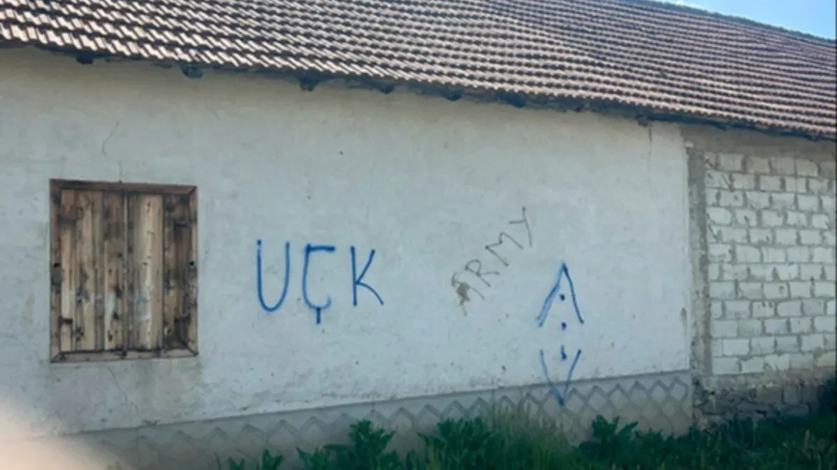 NOVI KURTIJEV TEROR! Grafiti "UČK" ispisani na kući porodice Jovanović u selu Mogila