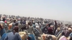 PAKISTANCI NAPRAVILI "ŽIVI ORMUZ!" Hiljade na motorima i sa kanisterima prevoze naftu preko pustinje, "curi" američka blokada!