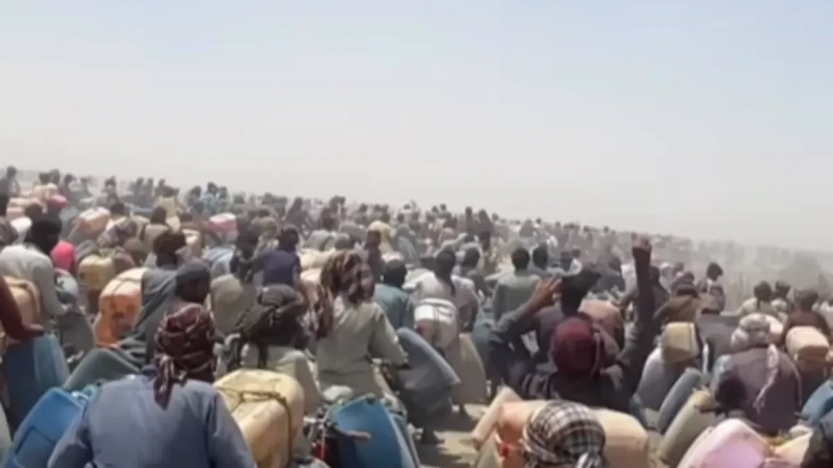 PAKISTANCI NAPRAVILI "ŽIVI ORMUZ!" Hiljade na motorima i sa kanisterima prevoze naftu preko pustinje, "curi" američka blokada!