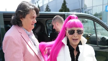 NE DOZVOLJAVA JOJ DA NAPRAVI KORAK BEZ NJE Ovaj muškarac se ne odvaja od Zorice Brunclik, Kemišu ne smeta