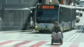 Internet plače od smeha: Baba u električnim kolicima blokirala ulicu – snimak postao viralni hit!