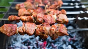 Jedete roštilj, a ne gojite se! Da, moguće je, austrijski fitnes trener zna caku!