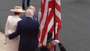 GDE ODE RUKA?! Tramp ovo radio Melaniji pred kraljem Čarlsom - internet EKSPLODIRAO! (VIDEO)