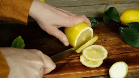 AKO VEČERAS URADITE OVO, SUTRA UJUTRO SE BUDITE PREPOROĐENI Iseckajte limun na kriške i stavite ga pored kreveta, efekat je ZAPANJUJUĆ