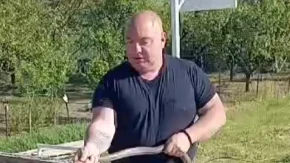 VLADICA UHVATIO ZVER OD SKORO 2 METRA Zavukla se u beton pored kafane - gosti se uspaničili! (VIDEO)