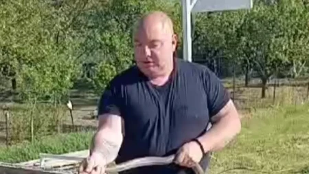 VLADICA UHVATIO ZVER OD SKORO 2 METRA Zavukla se u beton pored kafane - gosti se uspaničili! (VIDEO)