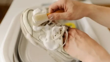 Bele patike će zasijati - tretirajte ih ovim sredstvima i izgledaće kao nove 