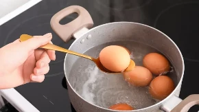 TRI POTPUNO PRIRODNA NAČINA ZA FARBANJE JAJA Da li ste znali da bojenje KAFOM daje sjajne rezultate?