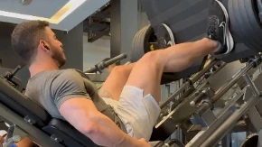 VIC DANA Dođe lik u teretanu i pita trenera...