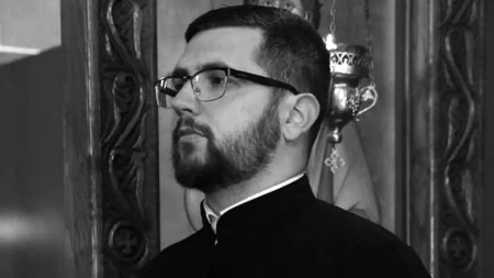 POGINULI SVEŠTENIK NENAD ROĐEN U SREMSKOJ MITROVICI Eparhija zvorničko-tuzlanska se oprostila od nastradalog duhovnika (FOTO)